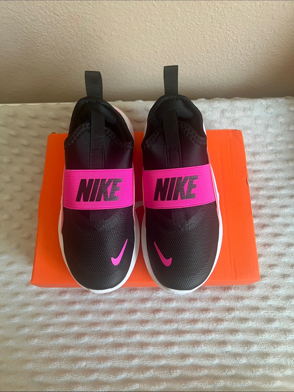 Flex Runner 4 Slip-On Sneakers in Black and Hot Pink